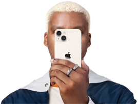 Persona sujetando un teléfono delante de su cara. 